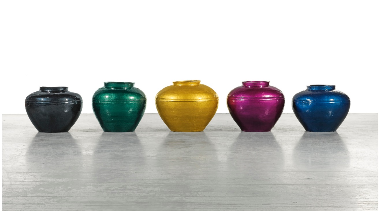 Der chinesische Künstler Ai Weiwei färbt 5 han-zeitliche Vasen mit Autolack, Werk für 191000 Pfund versteigert