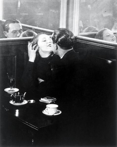 Brassaï Fotographie - Couple d amoureux place d italie 1932