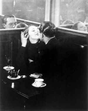 zeitgenössische kunst von Brassaï - Couple d amoureux place d italie 1932