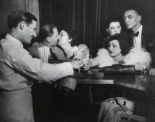 Brassaï Fotographie - Kiki in einer Bar Montparnasse 1931