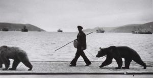 zeitgenössische kunst von Brassaï - Montreur d’ours au long du bosphore 1953