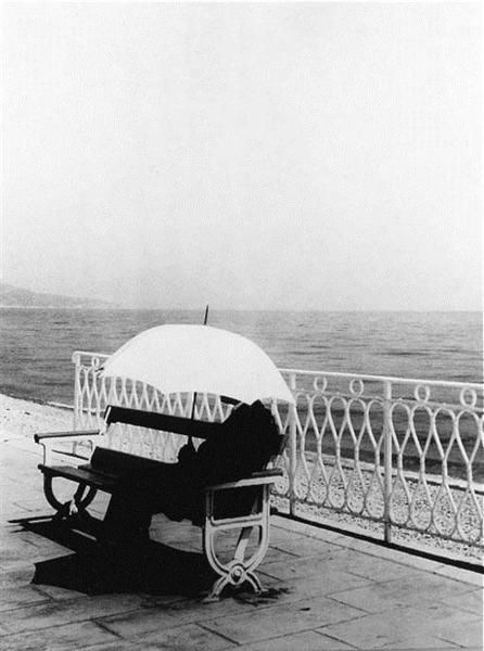 Brassaï Fotographie - Der Mann mit dem weißen Regenschirm 1934