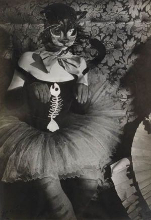 zeitgenössische kunst von Brassaï - Frau mit Katzenmaske 1930