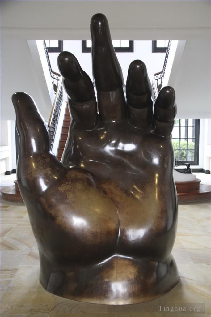 Fernando Botero Angulo Bildhauerei - Hand