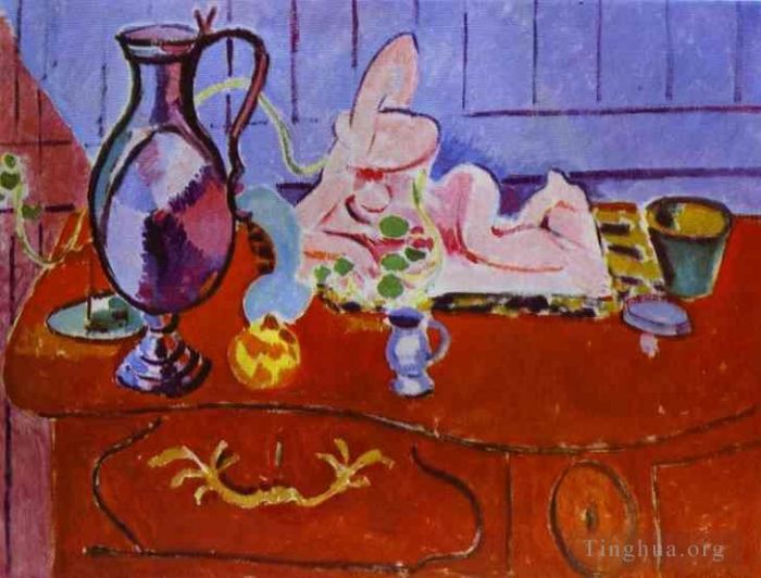 Henri Matisse Andere Malerei - Rosa Statuette und Krug auf einer roten Kommode