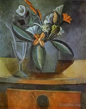 Zeitgenössische Malerei - Blumen in einem grauen Krug und Weinglas mit Löffel 1908
