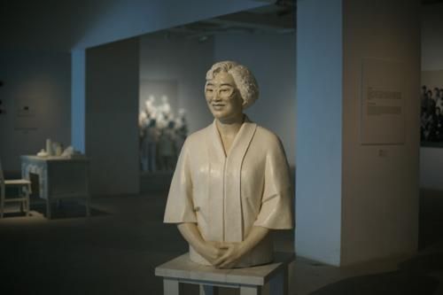 Chen Yanying Bildhauerei - Eine alte Mutter