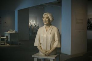zeitgenössische kunst von Chen Yanying - Eine alte Mutter